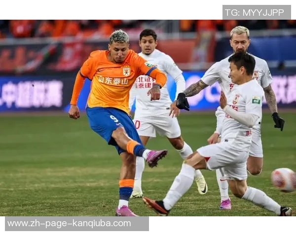 长春亚泰迎战山东鲁能期待精彩对决双方球迷热情高涨助威场上斗志昂扬 长春亚泰迎战山东鲁能期待精彩对决双方球迷热情高涨助威场上斗志昂扬